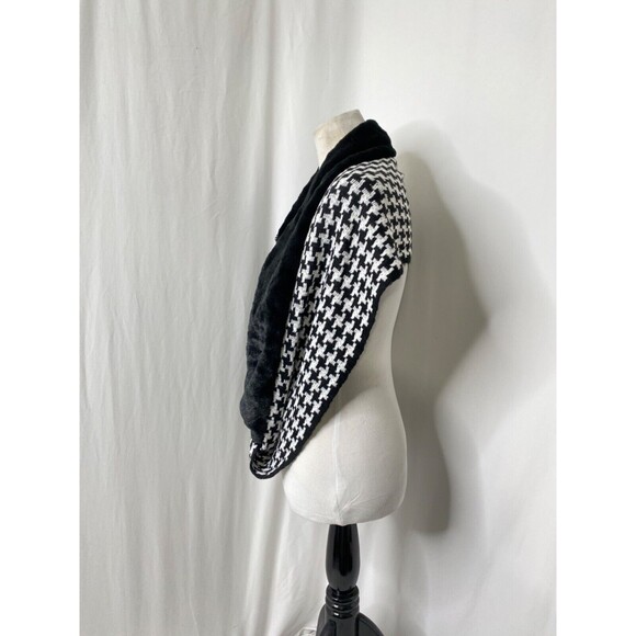 Croft & Barrow Houndstooth Twisted Infinity Scarf Wrap Faux Fur Black and White - Picture 4 of 9